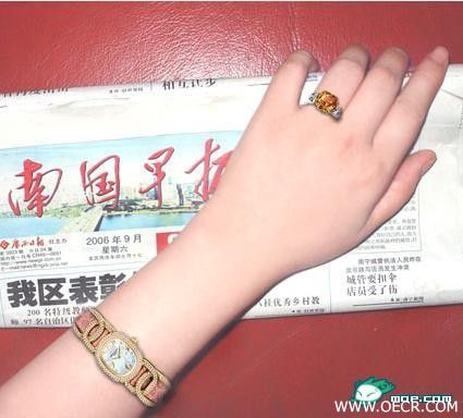 声称图中所带的表是PatekPhilippe(百达翡丽)，钻戒是Tiffany