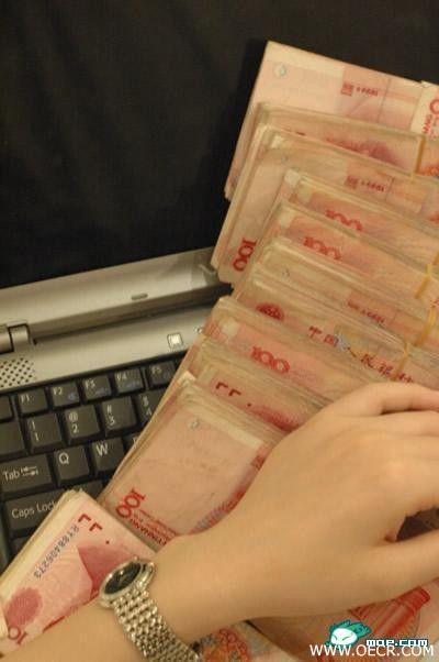 下图是她在南宁时空版所用的头像，自称是她的自拍图片。