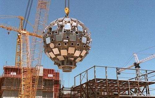 1999年6月，吊装直径10米的靶室.jpg